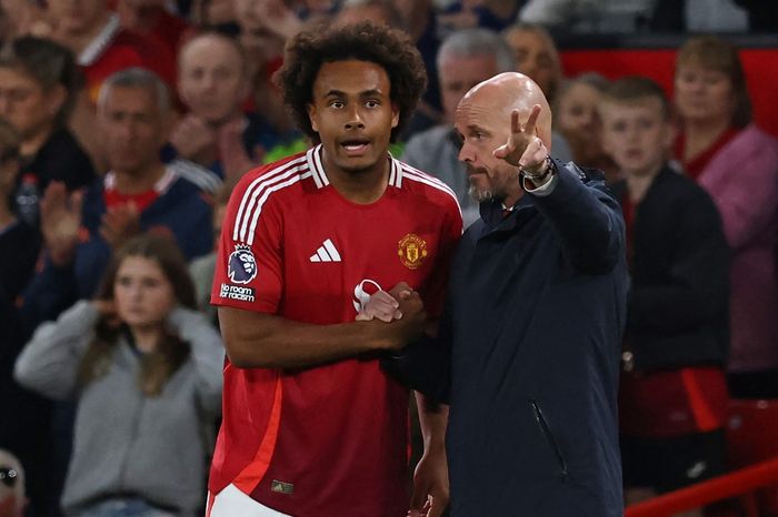 Erik ten Hag berbicara dengan Joshua Zirkzee dalam laga Man United vs Fulham pada ajang Liga Inggris di Old Trafford (16/8/2024).