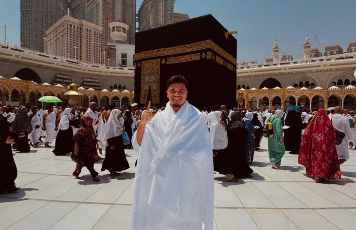 Penyerang Timnas Indonesia Ragnar Oratmangoen saat menjalani umrah jelang lawan Arab Saudi di Kualifikasi PIala Dunia 2026 zona Asia, Senin (2/9/2024).