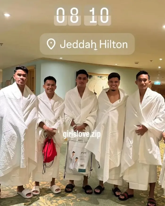 Para pemain timnas Indonesia terpantau melakukan ibadah umroh pada Senin (2/9/2024). dari Kiri ke Kanan: Muhammad Ferarri, Witan Sulaeman, Ramadhan Sananta, Ragnar Oratmangoen, Rizky Ridho.