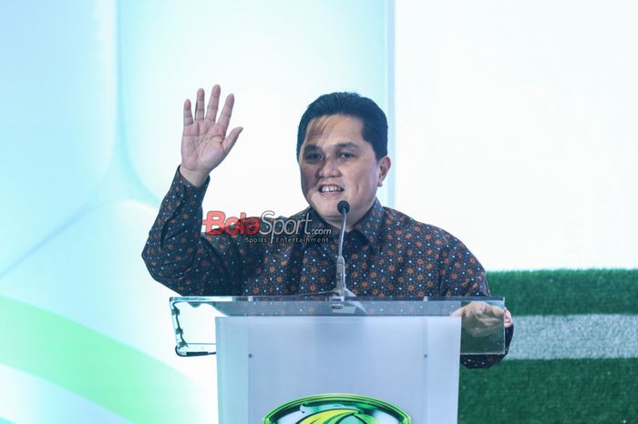 Ketua Umum PSSI, Erick Thohir, sedang memberikan keterangan kepada awak media di Pegadaian Tower, Jakarta Pusat, Selasa (3/9/2024) siang.