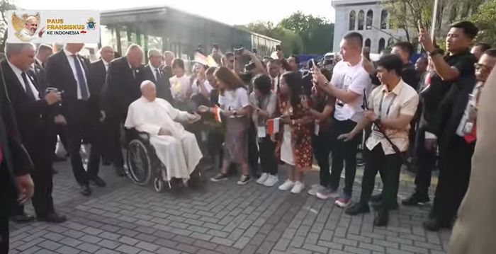 Paus Fransiskus hadir di Gereja Katedral