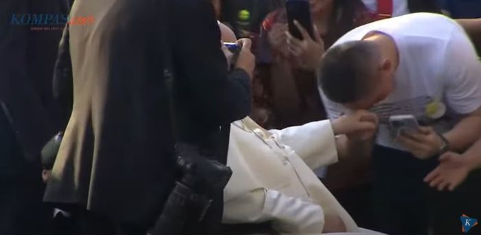 Warga mencium tangan Paus Fransiskus