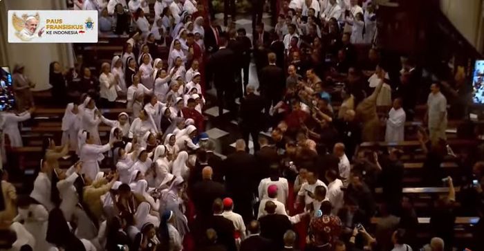 Paus Fransiskus datang di Gereja Katedral Jakarta
