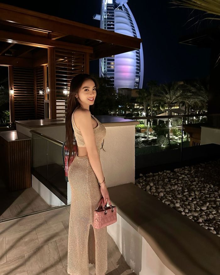 Angel Karamoy berpose dengan latar Burj Al Arab, Dubai.