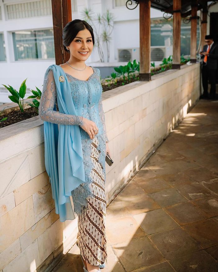 Nisya Ahmad berbalut kebaya biru rancangan desainer ternama.