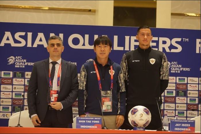 Shin Tae-yong dan Jay Idzes mewakili timnas Indonesia dalam konferens pers sebelum laga lawan Arab Saudi di King Abdullah Sports City, Jeddah pada Rabu (4/9/2024).