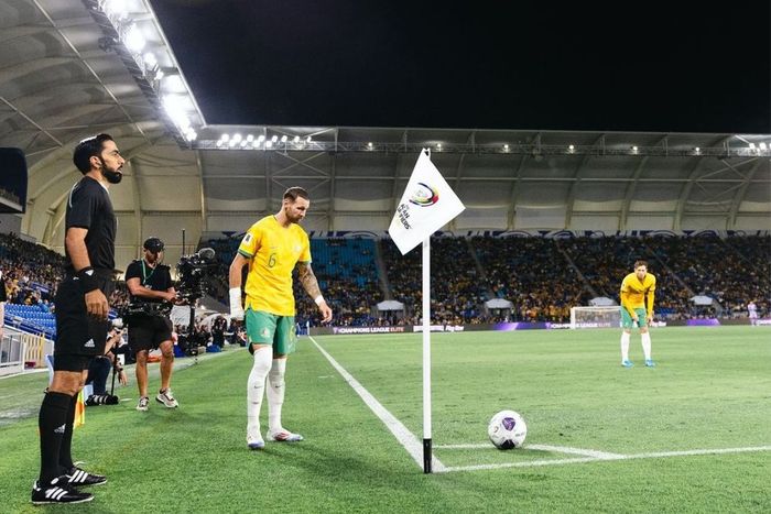 Pemain timnas Australia, Martin Boyke, bersiap mengambil tendangan penjuru saat melawan Bahrain pada putaran ketiga Kualifikasi Piala Dunia 2026 di Stadion Robina, Queensland, Kamis (5/9/2024).