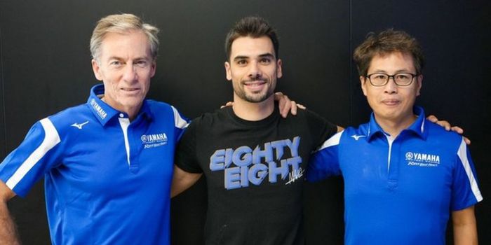 Miguel Oliveira (tengah) resmi direkrut tim satelit Yamaha, Pramac, untuk balapan pada MotoGP 2025-2026 dengan kontrak status pembalap pabrikan.