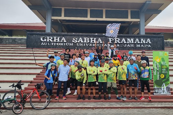 Para peserta dan tim pendukung Gowes 660 dari Mapala UI berfoto bersama para 'sobat alam' di titik start, Grha Sabha Pramana, Universitas Gadjah Mada, Yogyakarta, Kamis (5/9/2024).