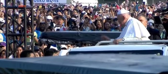 Paus Fransiskus sapa umat Katolik di GBK