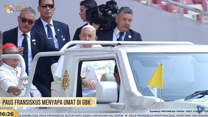 Paus Fransiskus datang di GBK