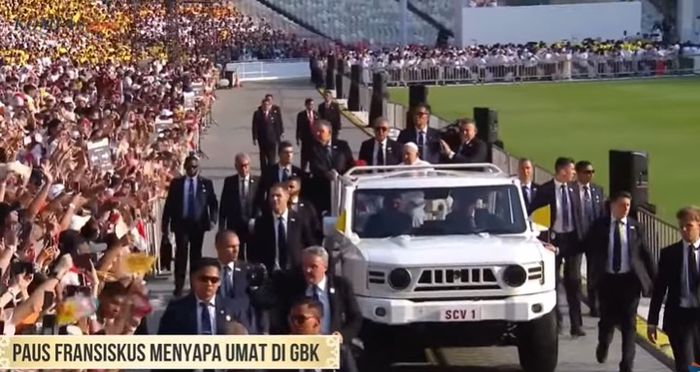 Paus Fransiskus datang di GBK