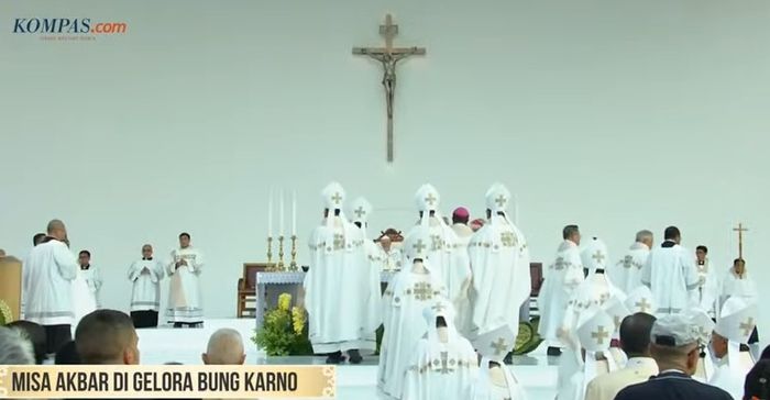 Para Uskup dari seluruh Indonesia antri untuk meletakkan topi di depan Paus Fransiskus