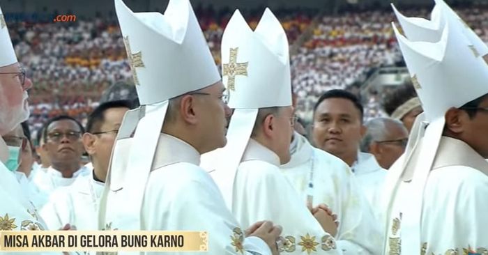 Para Uskup dari seluruh Keuskupan di seluruh Indonesia berkumpul di depan altar Misa Akbar bersama Paus Fransiskus