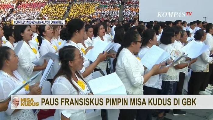 Koor dalam Misa Akbar bersama Paus Fransiskus di GBK