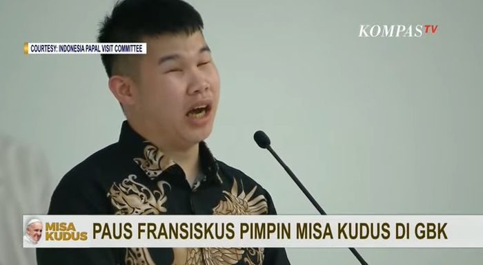 Anak tuna netra menjadi lektor (pembaca sabda) di Misa Akbar bersama Paus Fransiskus di GBK