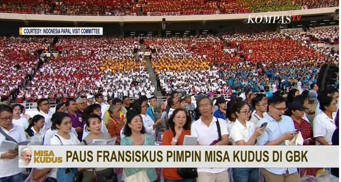 Umat Katolik dari beragam paroki dan Keuskupan seluruh Indonesia berkumpul di GBK