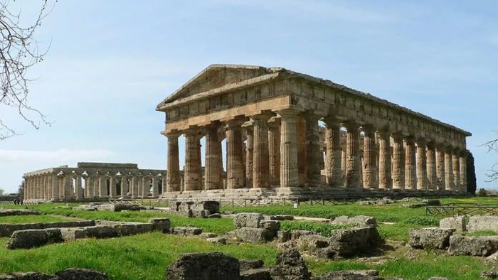 Kuil Yunani kuno Poseidon di Paestum, Italia selatan, rumah Aristoxenus.