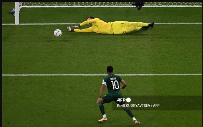 Wojciech Szczesny menggagalkan penalti Salem Al Dawsari dalam laga timnas Polandia vs timnas Arab Saudi di Piala Dunia 2022.