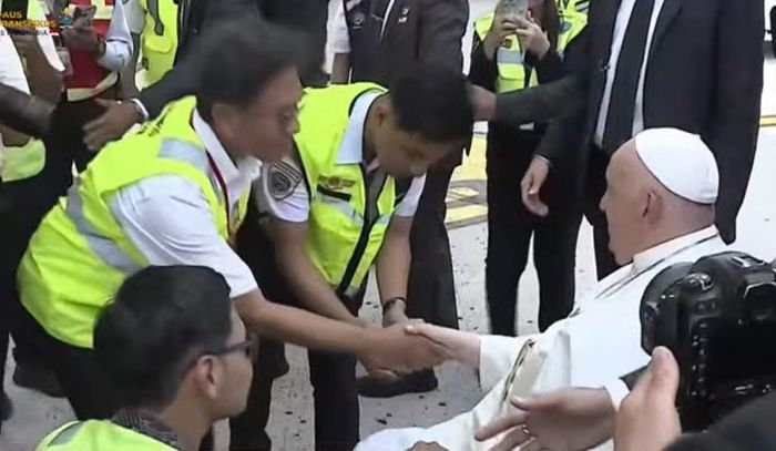 Paus Fransiskus bersalaman dengan petugas bandara