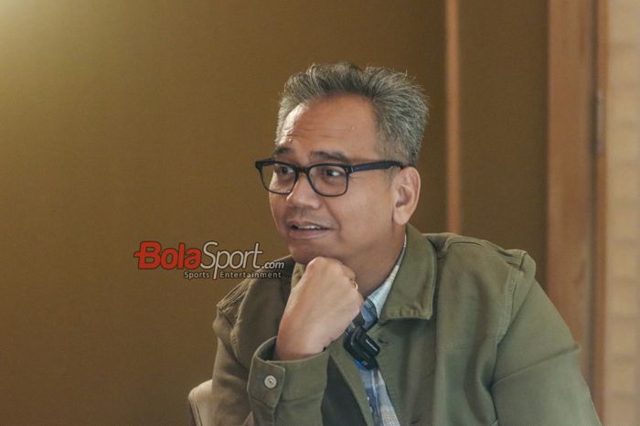 Pemilik Klub FC Dender, Sihar Sitorus, saat wawancara eksklusif bersama BolaSport.com dan Kompas.com di Kawasan Senayan, Jakarta, Sabtu (9/7/2024).