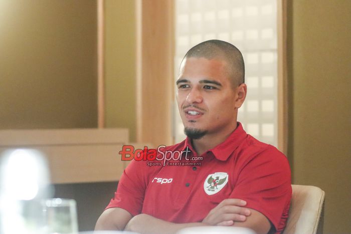 Pemain timnas Indonesia dan FC Dender, Ragnar Oratmangoen, saat wawancara eksklusif bersama BolaSport.com dan Kompas.com di Kawasan Senayan, Jakarta, Sabtu (9/7/2024).