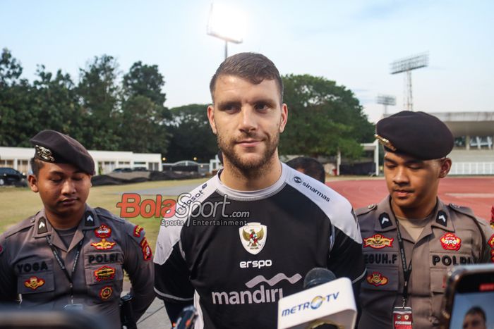 Kiper timnas Indonesia, Maarten Paes, sedang memberikan keterangan kepada awak media di Stadion Madya, Senayan, Jakarta, Minggu (8/9/2024) malam.