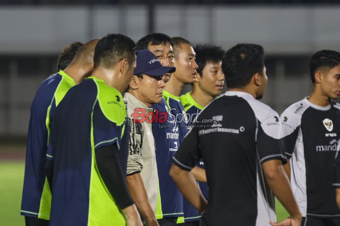 Pelatih timnas Indonesia, Shin Tae-yong, sedang memberikan intruksi kepada para pemainnya berlatih di Stadion Madya, Senayan, Jakarta, Minggu (8/9/2024) malam.