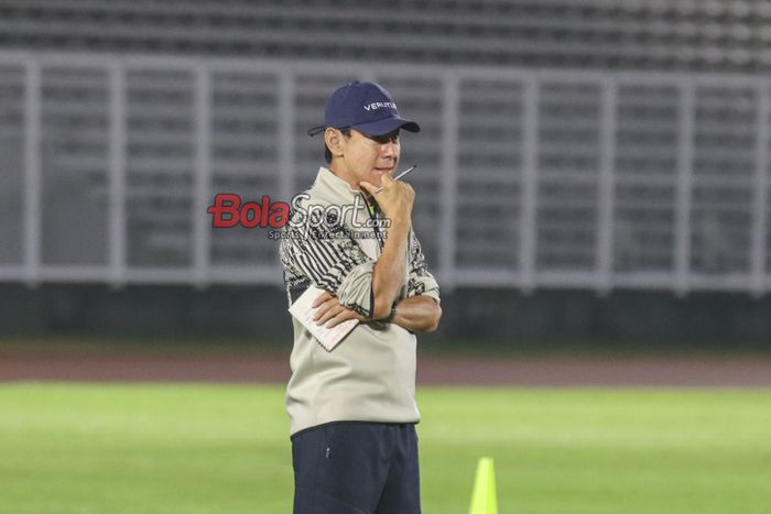 Pelatih timnas Indonesia, Shin Tae-yong, sedang memantau para pemainnya berlatih di Stadion Madya, Senayan, Jakarta, Minggu (8/9/2024) malam.