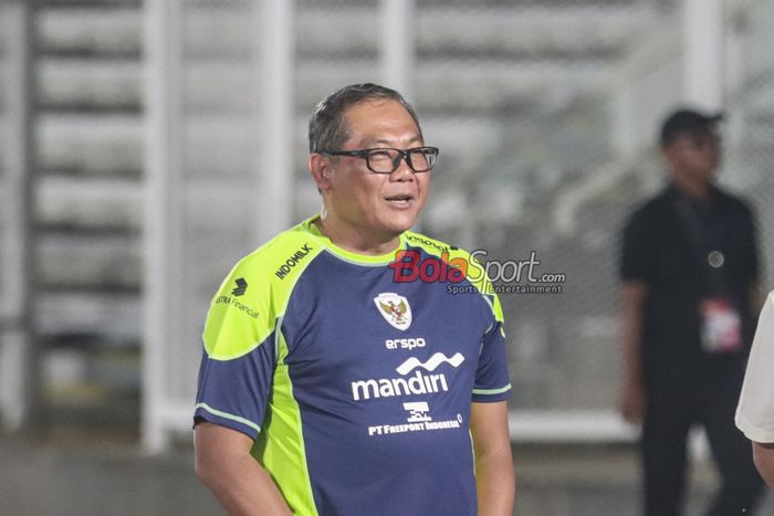 Kepala Badan Tim Nasional sekaligus Anggota Komite Eksekutif PSSI, Sumardji, sedang memantau latihan timnas Indonesia di Stadion Madya, Senayan, Jakarta, Minggu (8/9/2024) malam. 