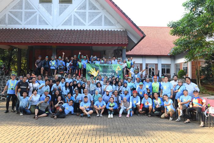 Puluhan anggota Mapala UI menyambut para peserta Gowes 660 di sekretariat Mapala UI di kampus UI, Depok, Jawa Barat, pada Minggu (8/9/2024)