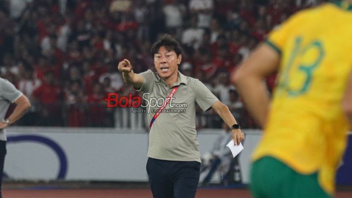 Pelatih timnas Indonesia, Shin Tae-yong, sedang memberikan intruksi kepada para pemainnya saat bertanding di Stadion Utama Gelora Bung Karno, Senayan, Jakarta, Selasa (10/9/2024).