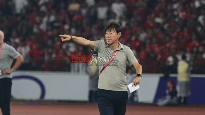 Pelatih timnas Indonesia, Shin Tae-yong, sedang memberikan intruksi kepada para pemainnya saat bertanding di Stadion Utama Gelora Bung Karno, Senayan, Jakarta, Selasa (10/9/2024).