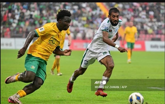 Timnas Indonesia harus mewaspadai ancaman Nestory Irankunda (kiri), pemain beralias Messi Kecil dari Australia yang disiapkan sebagai starter pada duel Kualifikasi Piala Dunia 2026 di Jakarta (10/9/2024).