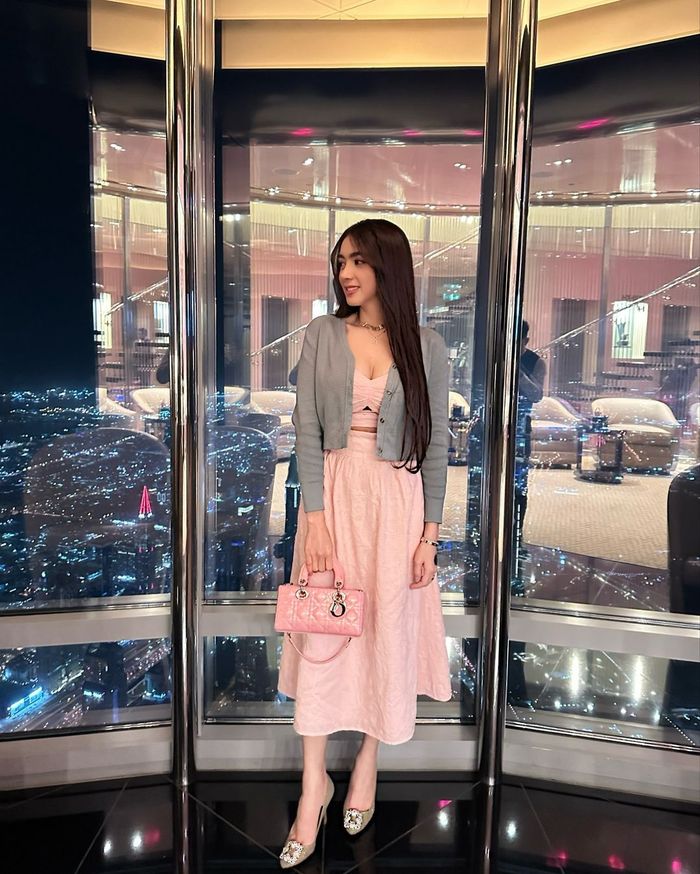 Angel Karamoy berpose di puncak Burj Khalifa.