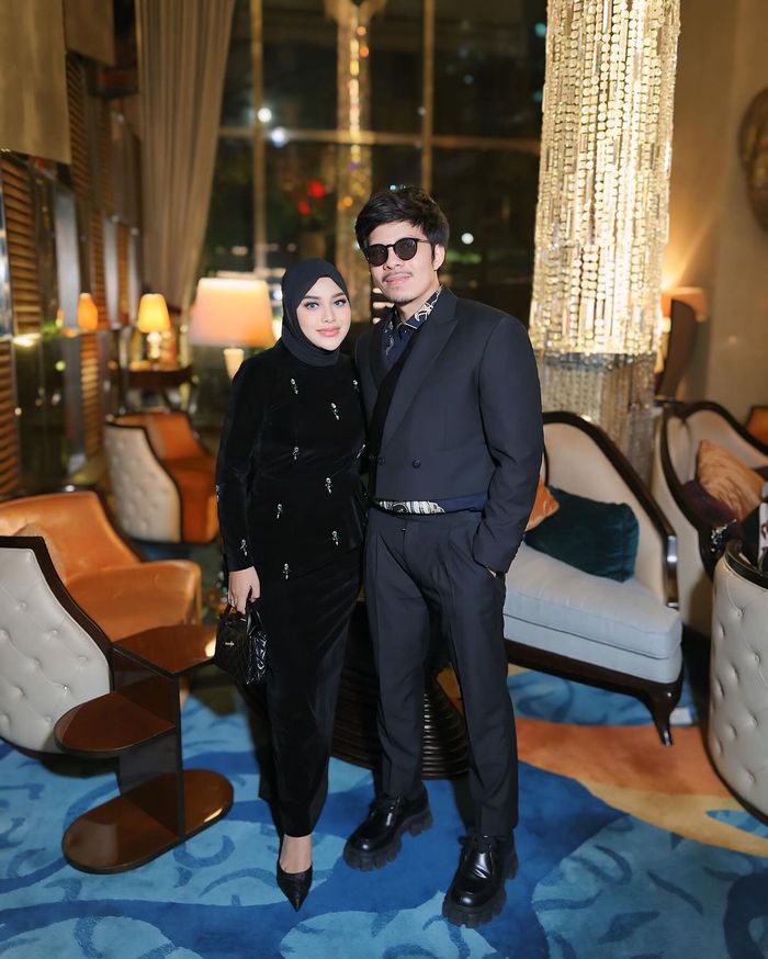 Gaya serba hitam Aurel Hermansyah dan Atta Halilintar.