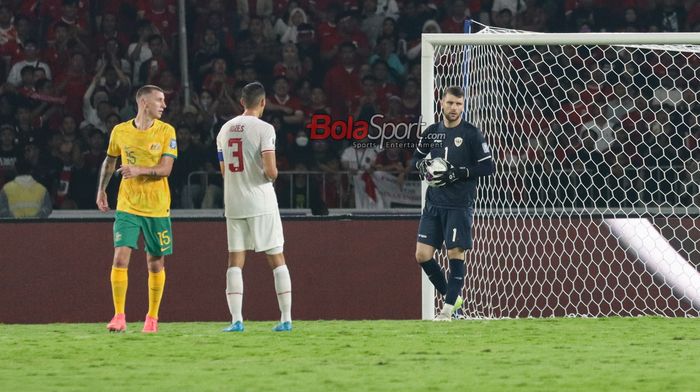 Kiper timnas Indonesia, Maarten Paes, sedang menguasai bola saat bertanding di Stadion Utama Gelora Bung Karno, Senayan, Jakarta, Selasa (10/9/2024).