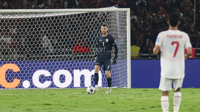 Kiper timnas Indonesia, Maarten Paes, sedang menguasai bola saat bertanding di Stadion Utama Gelora Bung Karno, Senayan, Jakarta, Selasa (10/9/2024).