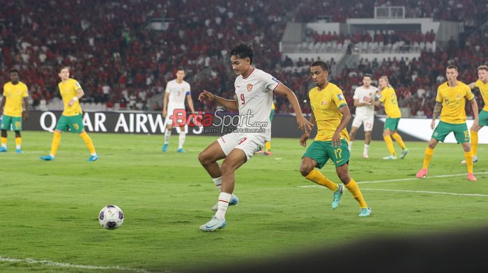 Rafael Struick (kiri) sedang menguasai bola dalam laga babak ketiga Kualifikasi Piala Dunia 2026 antara timnas Indonesia versus timnas Australia di Stadion Utama Gelora Bung Karno, Senayan, Jakarta, Selasa (10/9/2024) malam.