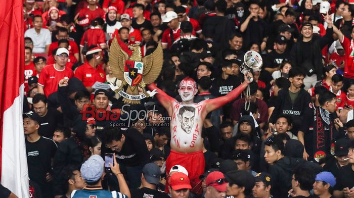 Suporter timnas Indonesia (fans timnas Indonesia) membentangkan logo garuda dan tubuhnya dilukis Maarten Paes di Stadion Utama Gelora Bung Karno, Senayan, Jakarta, Selasa (10/9/2024).