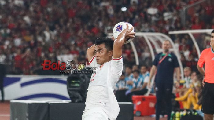 Pemain timnas Indonesia, Pratama Arhan, sedang melalukan lemparan ke dalam (throw in) saat bertanding di Stadion Utama Gelora Bung Karno, Senayan, Jakarta, Selasa (10/9/2024) malam.