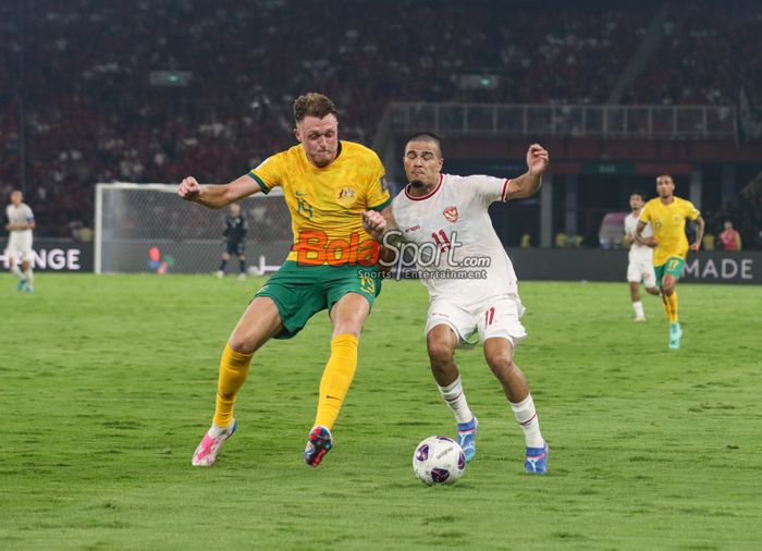 Harry Souttar (kiri) sedang berduel dengan Ragnar Oratmangoen (kanan) dalam laga babak ketiga Kualifikasi Piala Dunia 2026 antara timnas Indonesia versus timnas Australia di Stadion Utama Gelora Bung Karno, Senayan, Jakarta, Selasa (10/9/2024) malam.