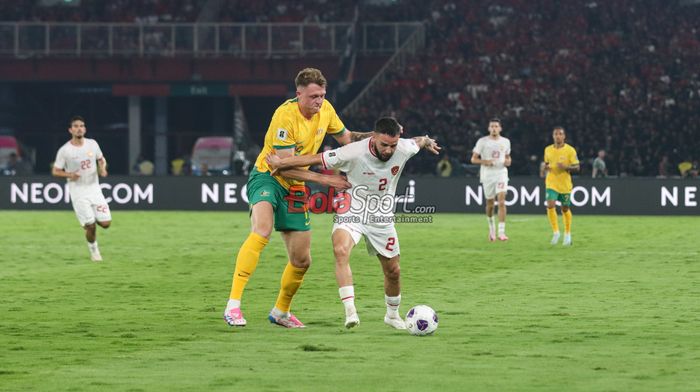 Calvin Verdonk (kanan) sedang menguasai bola dan dibayangi Harry Souttar (kiri) dalam laga babak ketiga Kualifikasi Piala Dunia 2026 antara timnas Indonesia versus timnas Australia di Stadion Utama Gelora Bung Karno, Senayan, Jakarta, Selasa (10/9/2024).