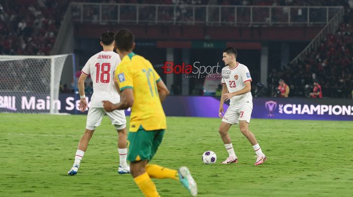 Bek timnas Indonesia, Justin Hubner (kanan), sedang menguasai bola saat bertanding di Stadion Utama Gelora Bung Karno, Senayan, Jakarta, Selasa (10/9/2024).