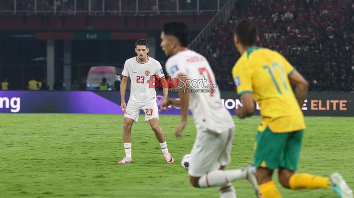 Bek timnas Indonesia, Justin Hubner (kiri), sedang menguasai bola saat bertanding di Stadion Utama Gelora Bung Karno, Senayan, Jakarta, Selasa (10/9/2024).