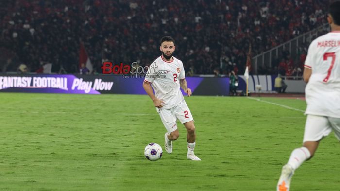 Pemain timnas Indonesia, Calvin Verdonk, sedang menguasai bola saat bertanding di Stadion Utama Gelora Bung Karno, Senayan, Jakarta, Selasa (10/9/2024).