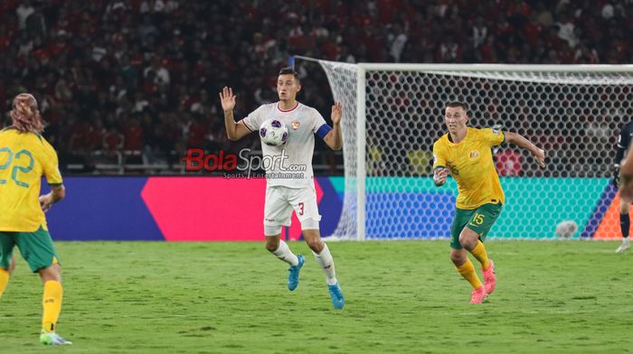 Jay Idzes (kiri) sedang menguasai bola dan dibayangi Mitchell Duke (kanan) dalam laga babak ketiga Kualifikasi Piala Dunia 2026 antara timnas Indonesia versus timnas Australia di Stadion Utama Gelora Bung Karno, Senayan, Jakarta, Selasa (10/9/2024) malam.