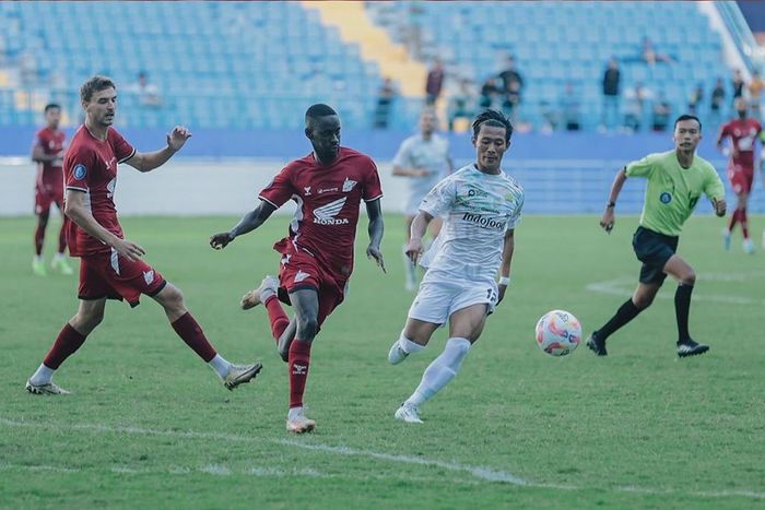 Duel antara pemain PSM Makassar, Latyr Fall, dengan pemain Persib Bandung, Henhen Herdiana, pada pekan keempat Liga 1 2024/2025 di Stadion Batakan, Balikpapan, Rabu (11/9/2024).