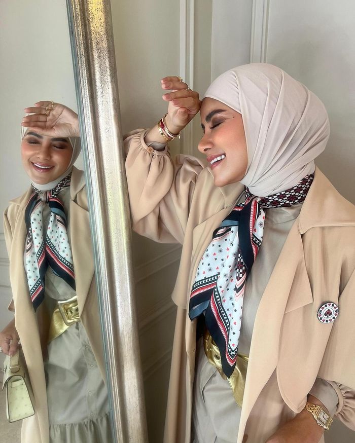 Potret Olla Ramlan di depan cermin memamerkan OOTD kenakan dress cokelat panjang.