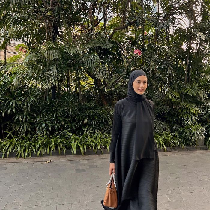 Potret serba hitam Paula Verhoeven.